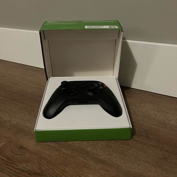 Xbox One S with 3 controllers - Picture 8 of 8